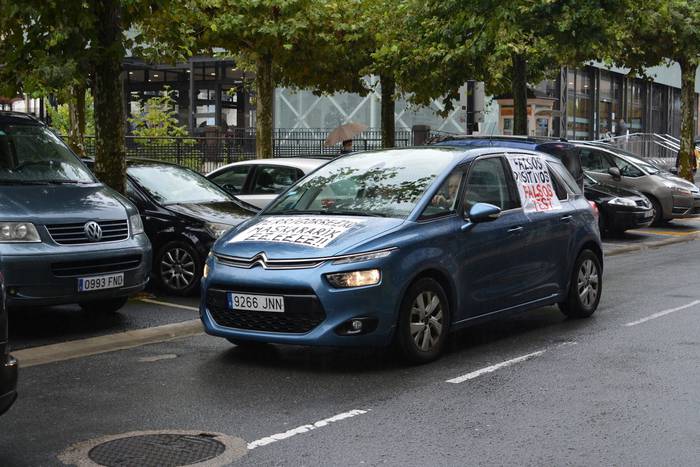 Osasuna eta eskubideak mugimenduak deituta, auto karabanak egingo dituzte bihar