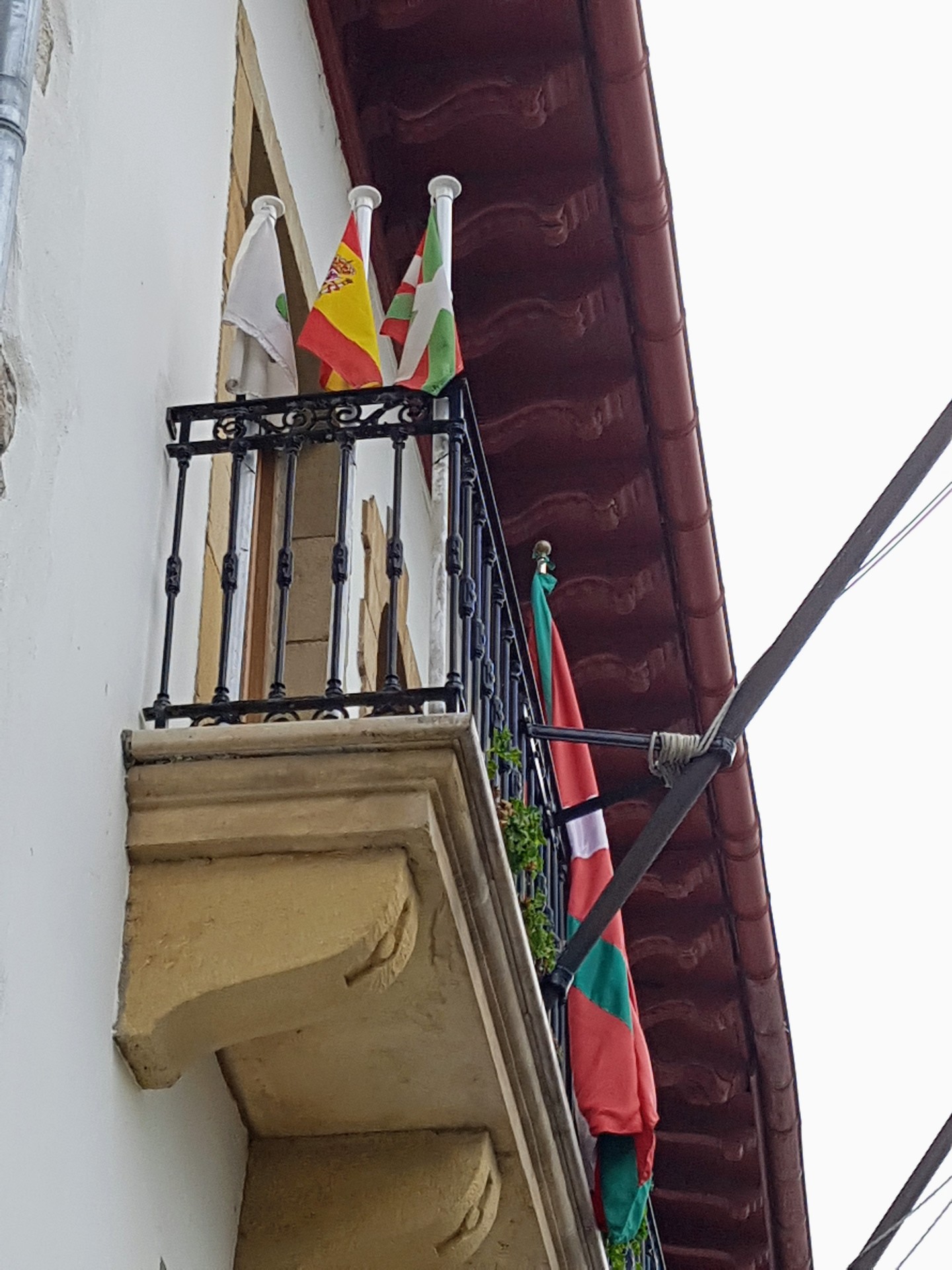 Udaletxeko banderak lekuz aldatu dituzte