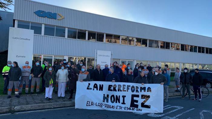 Lan erreformaren aurkako protesta egin dute GKN lantegiaren aurrean