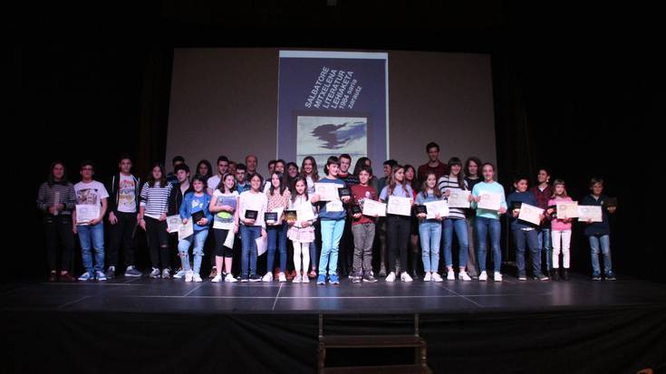 Idazle gazteak plazara