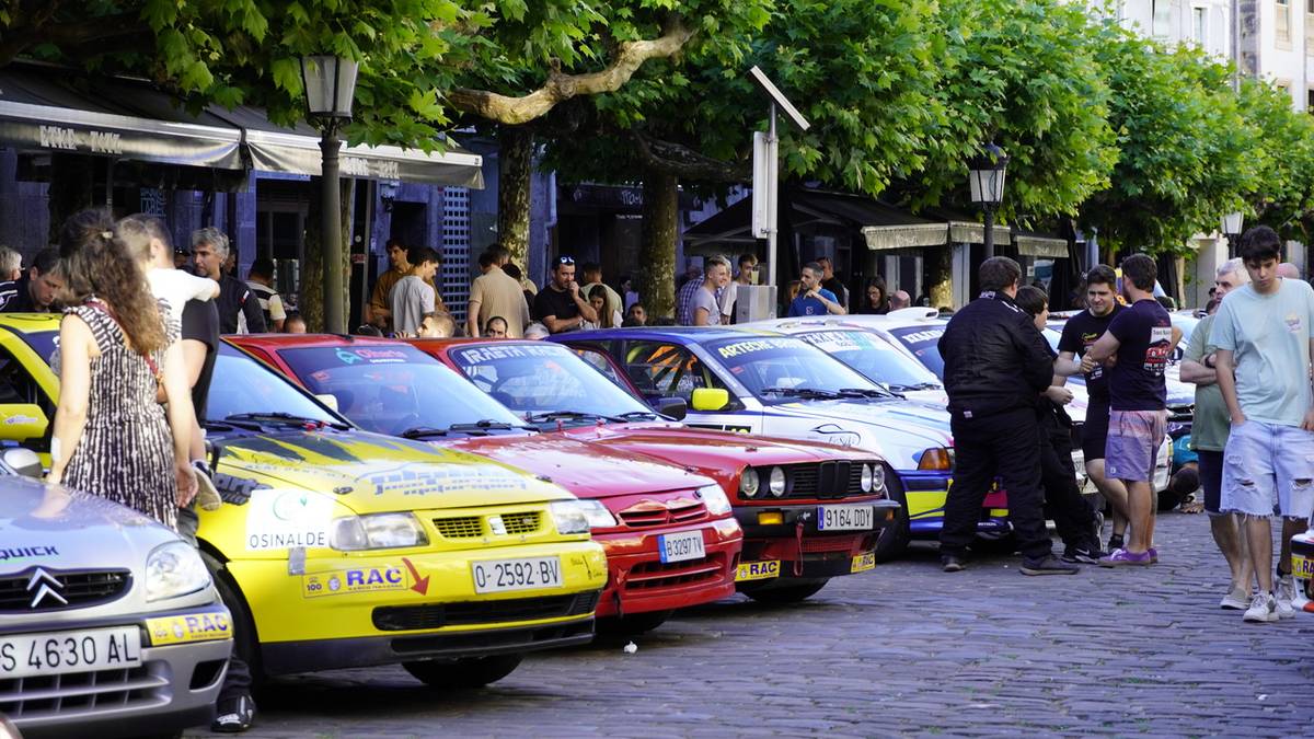 Goilurrak rallyrako motorrak berotu dituzte Azkoitiko kaleetan