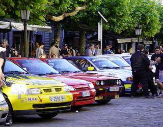 Goilurrak rallyrako motorrak berotu dituzte Azkoitiko kaleetan