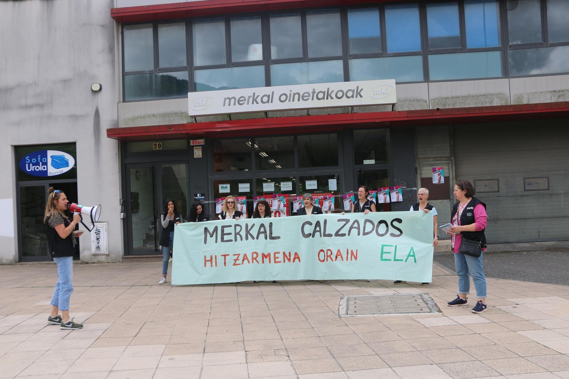 Greba egunak astean hiru egunera zabalduko dituzte Merkal Oinetakoak saltokiko langileek