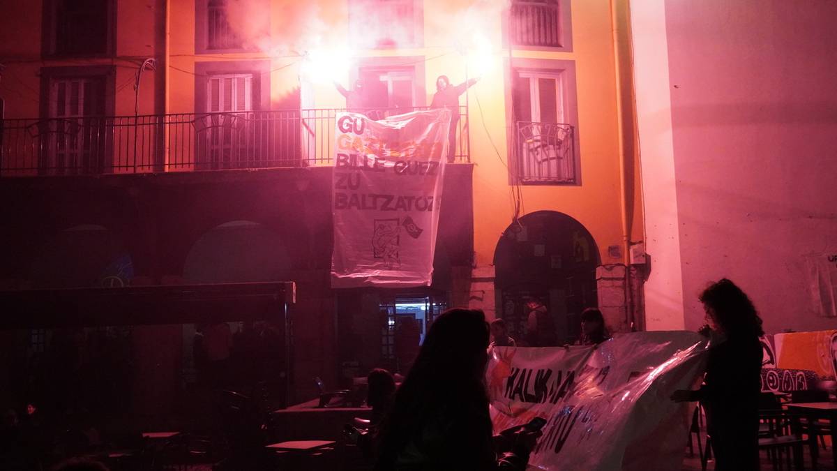 Azkoitiko Gazte Asanbladak udalaren espazio bat hartu du plazan, gaztetxe baten beharra aldarrikatzeko