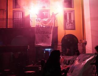 Azkoitiko Gazte Asanbladak udalaren espazio bat hartu du plazan, gaztetxe baten beharra aldarrikatzeko