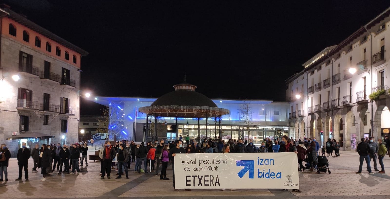 Presoen eta iheslarien eskubideen aldeko elkarretaratzea egin dute plazan