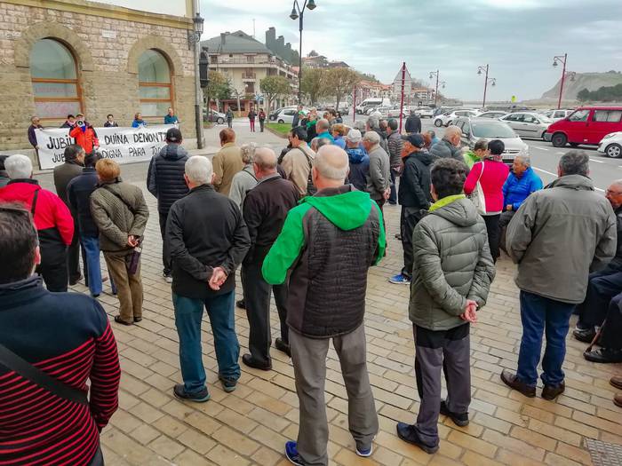 Saregileen plazan elkarretaratu dira beste astelehen batez herriko pentsionistak