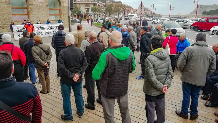 Saregileen plazan elkarretaratu dira beste astelehen batez herriko pentsionistak