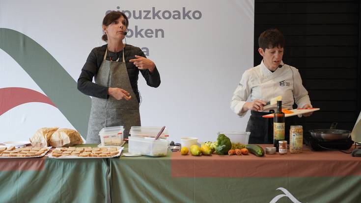 Sukaldean orekatu eta antolatuta aritzeko gakoak erakutsi dituzte Aizpuruk eta Otegik