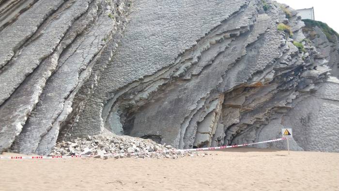 Harriak erori dira Itzurunen