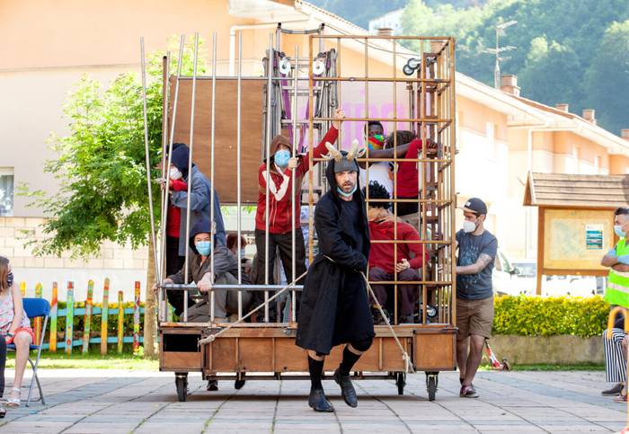 'Tonbola' kaleko kabaret ikuskizuna eskainiko dute etzi Azpeitian