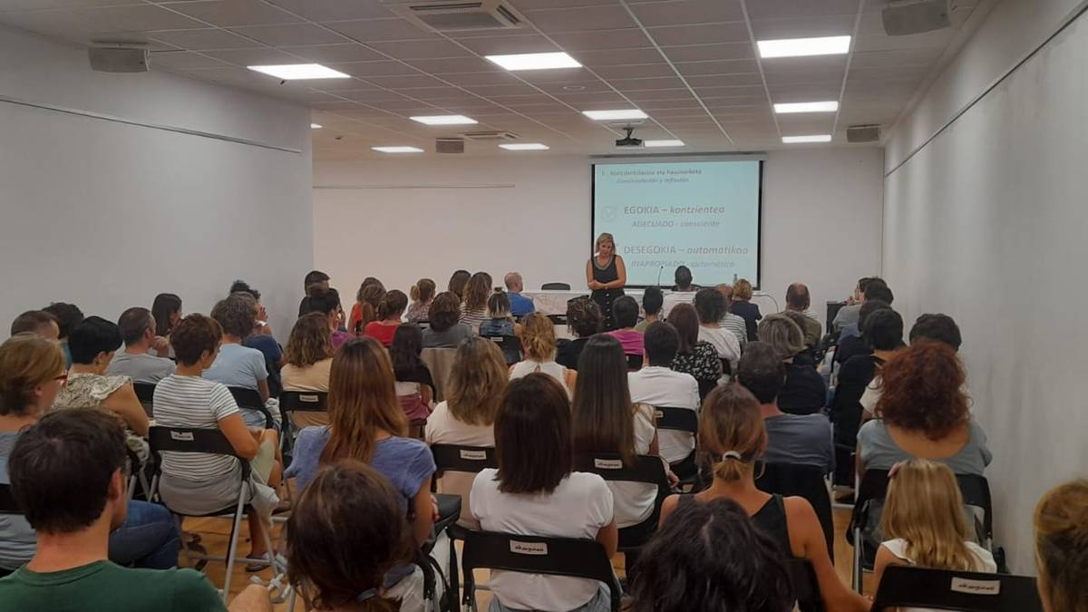 Dozenaka guraso bildu dira 'Gazteak eta mugikorrak: zer egin dezakegu familiok?' hitzaldi-solasaldian