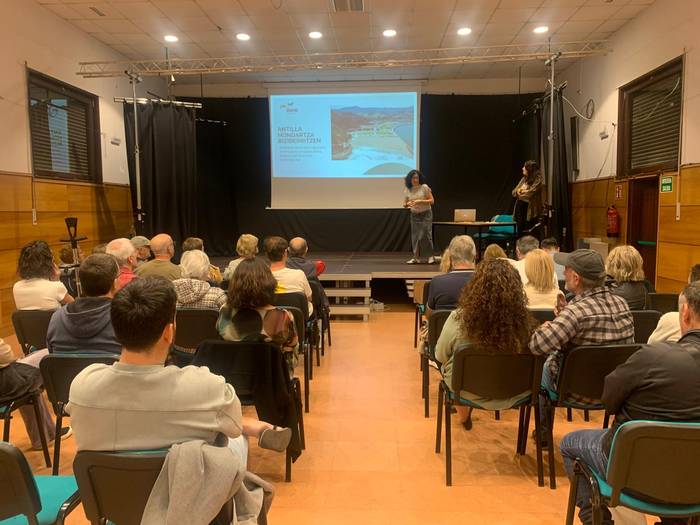 Hondartzak bigarren zerbitzu gunea edukiko du eta, kanpinak, ia hogei bungalow gehiago