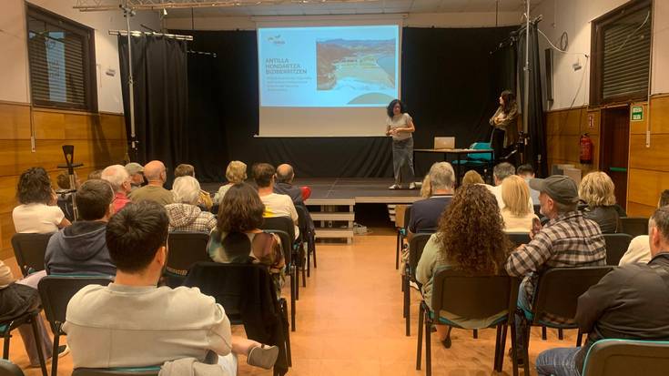 Hondartzak bigarren zerbitzu gunea edukiko du eta, kanpinak, ia hogei bungalow gehiago