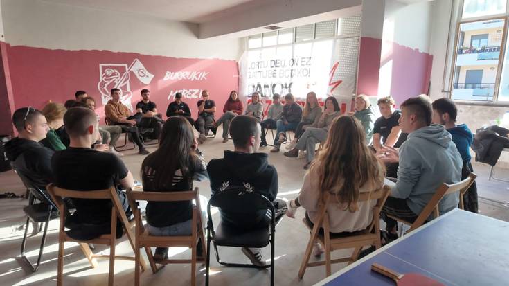 Mehatxuak alboratzeko eta Gaztetxeari bidea egiten uzteko eskatu du AGAk