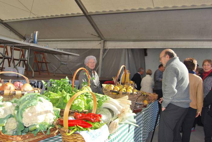 Herriko produktuen azoka egin dute Errezilen