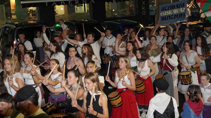 Danborrada herrikoiarekin borobildu dute Euskal Jai eguna Aizarnazabalen