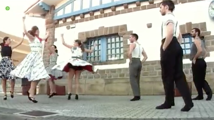 Zumaiako tren geltokian arituko dira dantzan 'Oholtzan' ETB-1eko saioan