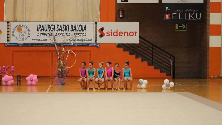 Kolorez eta pozez bete da kiroldegia, Loretoki taldeko gimnasten erakustaldian