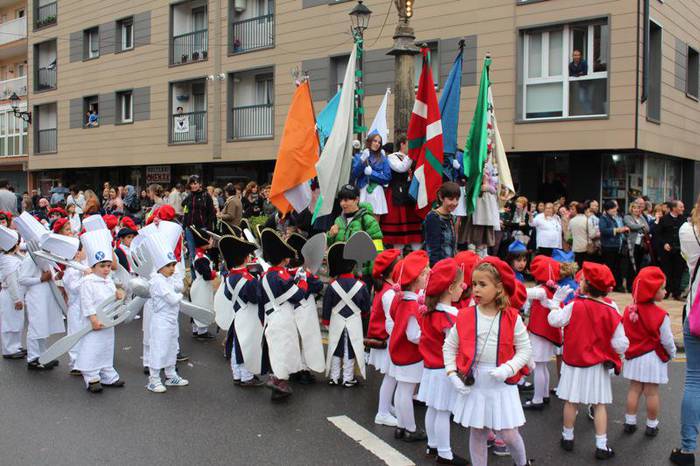 Santakutzetako danborradan bandera eramateko izena eman daiteke