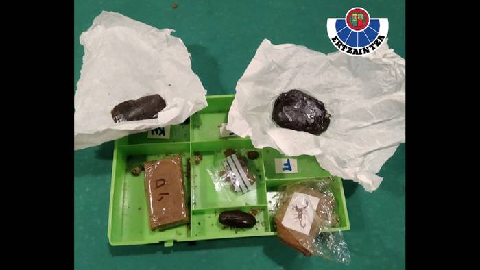 Aiako pabiloi batean 15 kilo marihuana eta kilo bat haxix atzeman ditu Ertzaintzak