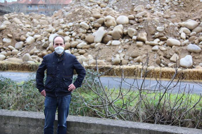 Historia agerian jartzen duten harriak