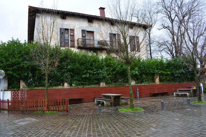 36ko gerra garaiko hiru obus atera dituzte Arroagoiko Balzola jauregitik