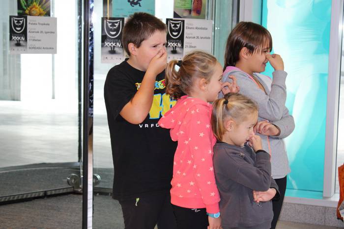 Eguraldiari aurre eginez, IV. Antzerki Eskolen Eguna ospatu dute Azpeitian