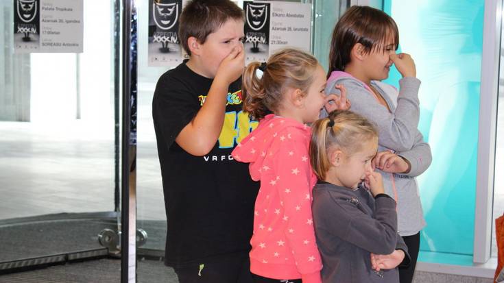 Eguraldiari aurre eginez, IV. Antzerki Eskolen Eguna ospatu dute Azpeitian