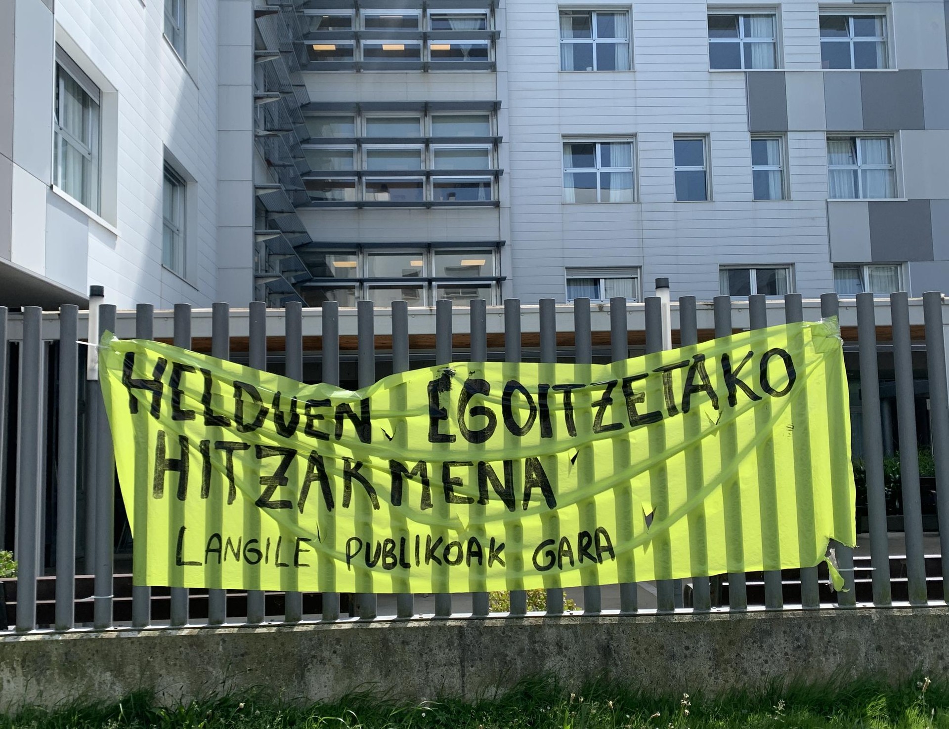 Hitzarmena berritzeko borrokan ari dira egoitzetako beharginak