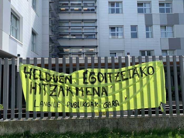 Hitzarmena berritzeko borrokan ari dira egoitzetako beharginak