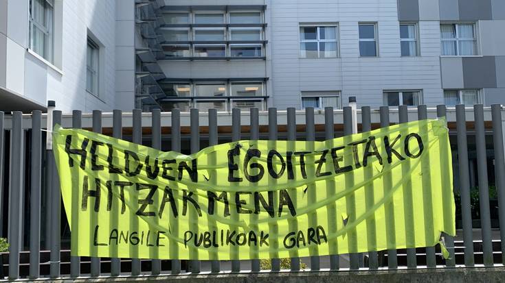 Hitzarmena berritzeko borrokan ari dira egoitzetako beharginak
