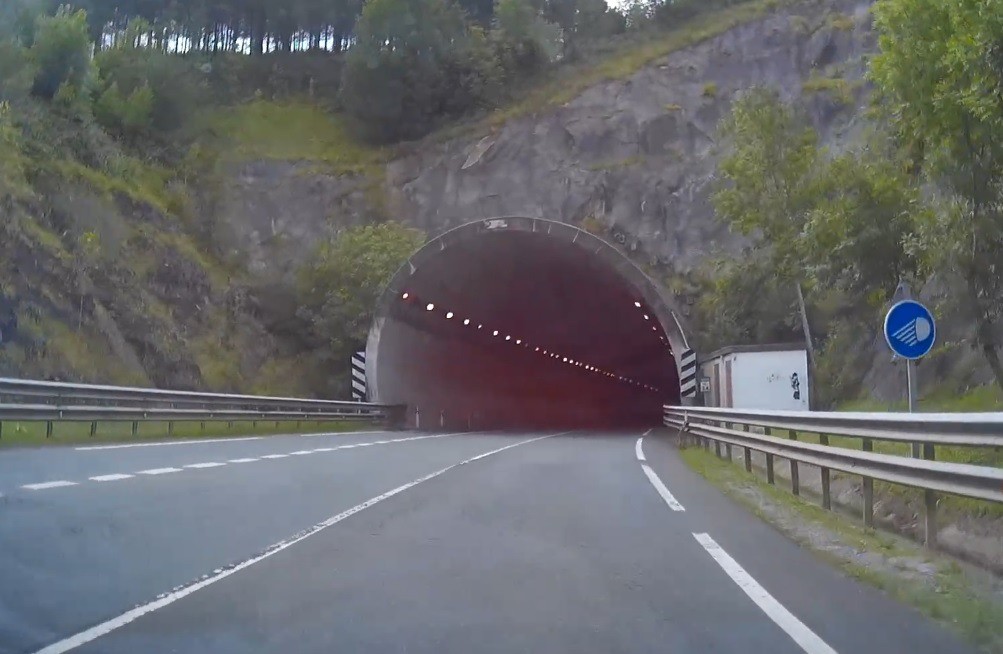 Bi autok istripua izan dute Azkarateko tunelean