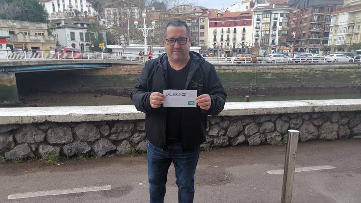 Asierrek jaso du Egunean Behineko Baleikeren taldeko saria