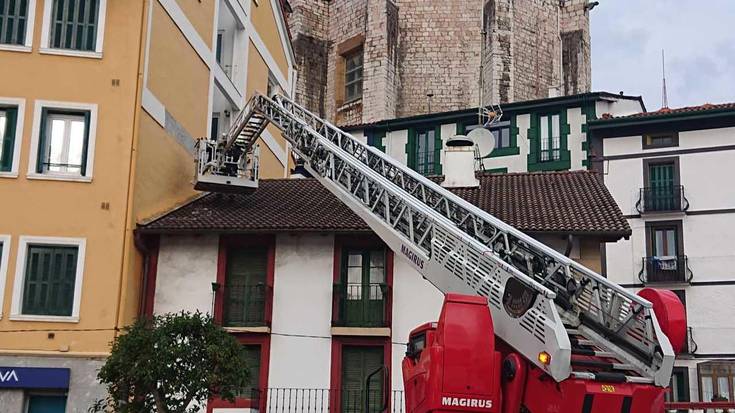 Fatxada batetik harriak erori dira Txomin Agirre kalean