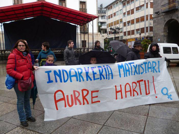 Antsoaingo hilketa salatu dute hainbat elkarretaratzetan