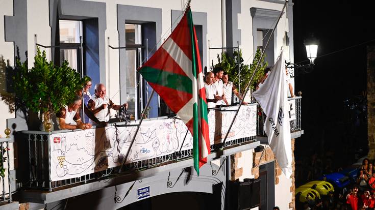 Salbatoreei hasiera emateko bandera hunkituta igo dute Getariako Arraun Elkartekoek