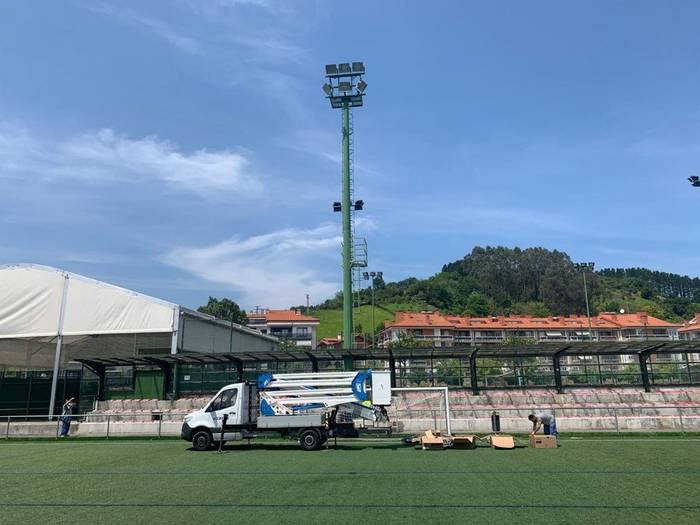 Futbol zelaiko argiteria LED teknologiara aldatzen ari dira