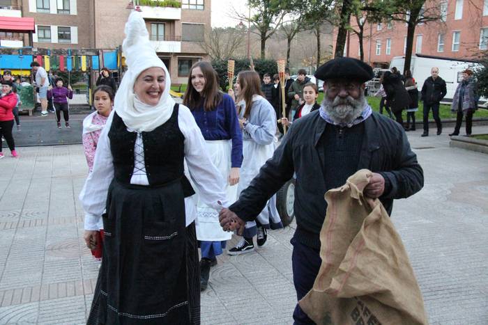 Olentzero eta Mari Domingi bihar iritsiko dira Zarautzera