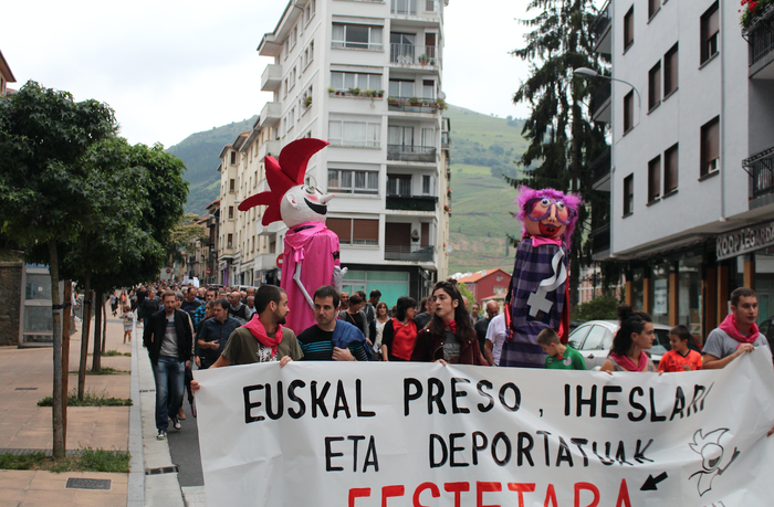 Presoak, iheslariak eta deportatuak festetara hurbiltzeko aldarria kalera atera dute, Azpeitiko jaien atarian