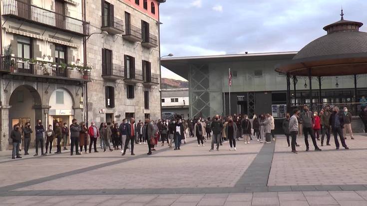 Azken neurri murriztaileen aurrean, protesta jendetsua egin dute Azpeitiko ostalariek