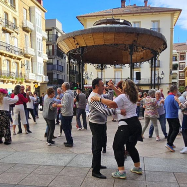 Plaza dantzak: plaza dantzak Alaken taldearekin