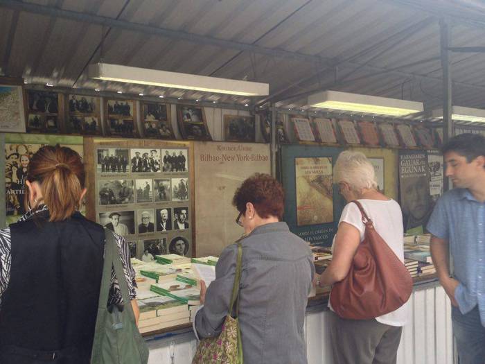 'Bertso paperak' erakusketa ikusgai dago Zarauzko Liburu Azokan