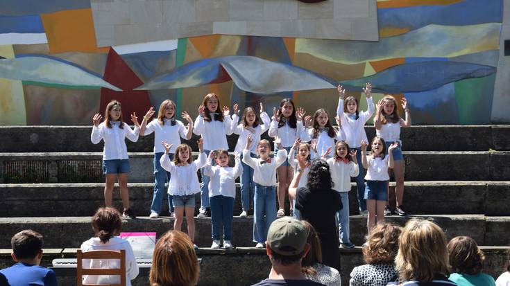 Udaberriko kontzertua eskaini dute Iñurritzako zelaian