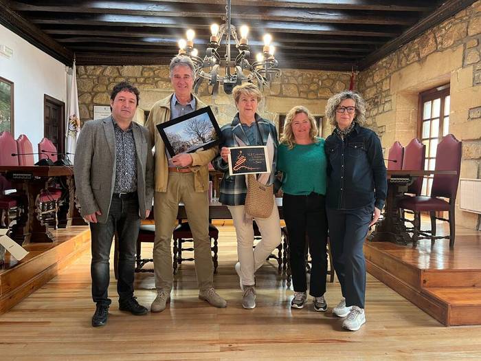 Erakusleihoak atontzera animatu dituzte dendariak