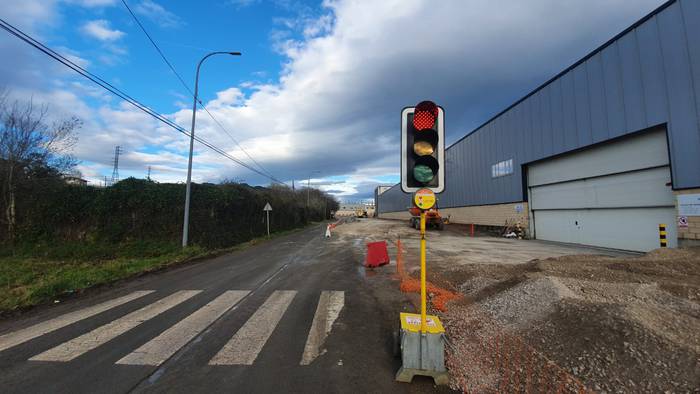 Datozen egunetan semaforoa izango da Bombas Itur parean