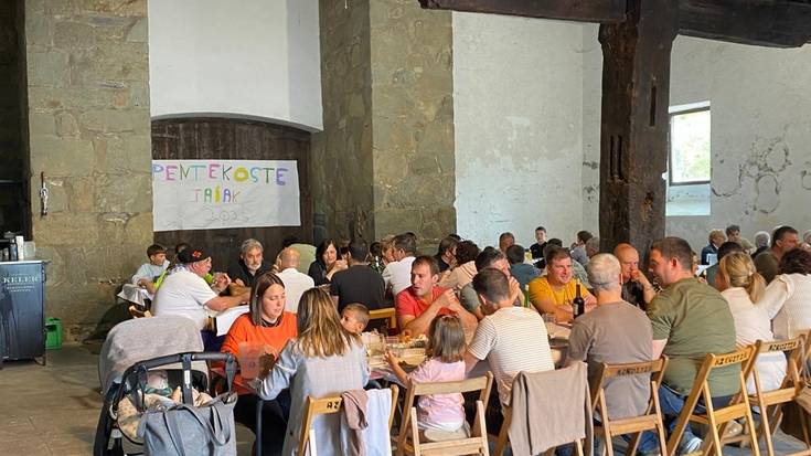 Giro paregabearekin ospatu dituzte Pentekoste jaiak Martirietan