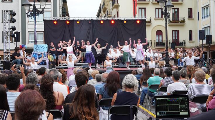 Plaza bete jende elkartu du 'AAtik ZZra' emanaldiak