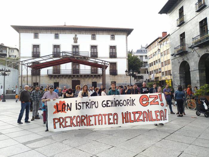 Erlo enpresako langilearen heriotza salatzeko elkarretaratzea egin dute