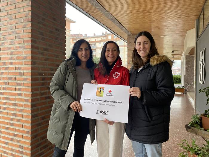 Zumba saio solidarioan bildutako dirua eman diote gaur Gurutze Gorriari